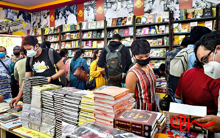 غرفهای شلوغ و پر از بازدیدکننده در نمایشگاه کتاب تبریز