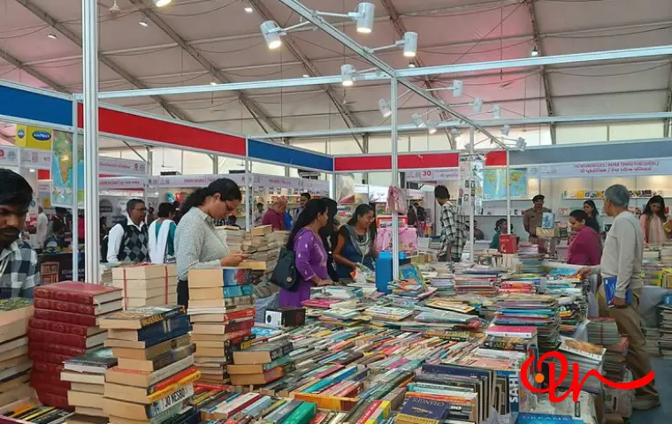 غرفه بزرگ و پر از کتاب در نمایشگاه کتاب با حضور مخاطبان