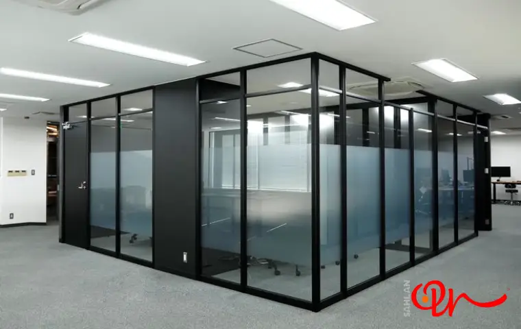 پارتیشن فریم دار در محیط اداری با فریم مشکی