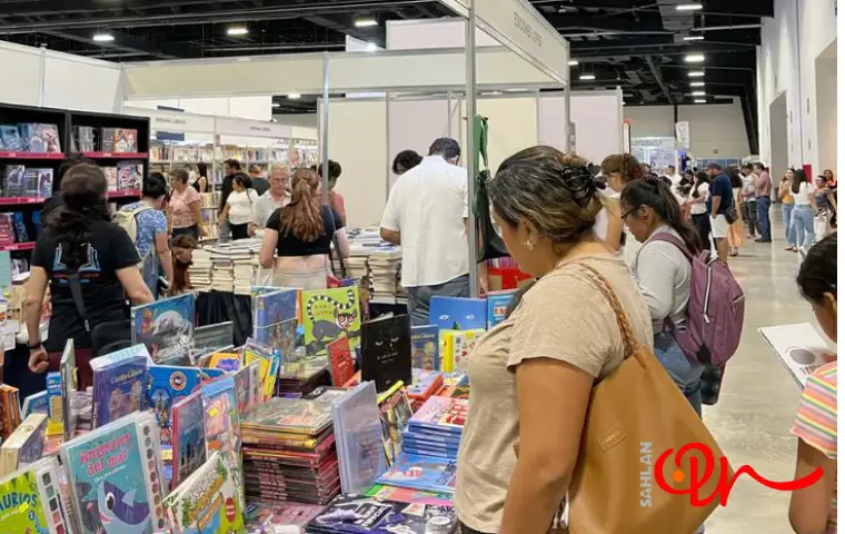 بازدیدکنندگان در حال بازدید از غرفههای کتاب نمایشگاه