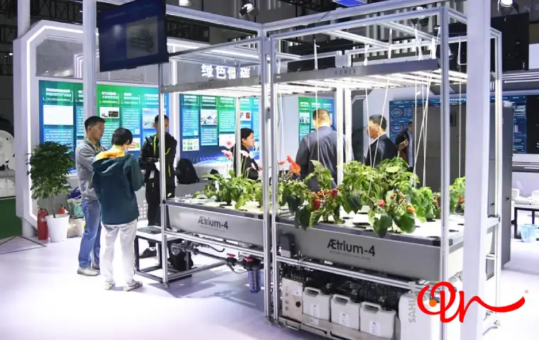 غرفه ای با دستگاه محافظت از گل و گیاه با حضور بازدیدکنندگان