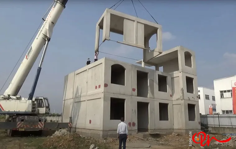 نیروی کار متخصص در حال مونتاژ قطعات بتنی خانه پیشساخته