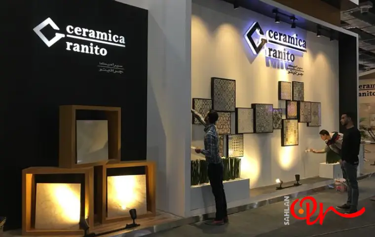 افرادی در حال تماشای نمونههای کاشی در نمایشگاه کاشی و سرامیک اصفهان