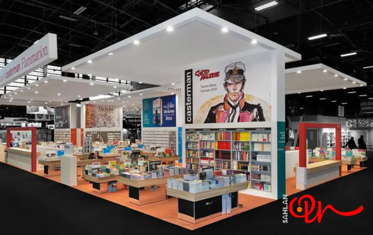 نمایشگاه کتاب شیراز با رنگ سفید و بروشور یک آقا 